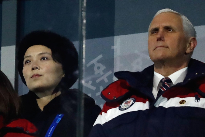Mike Pence ir Šiaurės Korėjos lyderio sesuo Kim Yo Jong