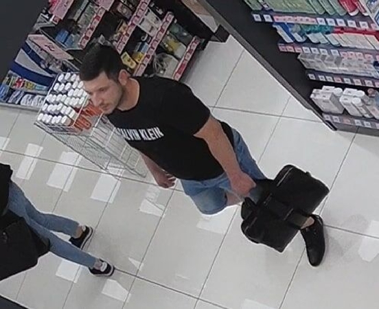 Kauno pareigūnai aiškinasi, kas purškiasi pasisavintais kvepalais