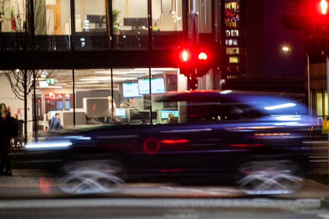Neblaivus vairuotojas atsitrenkė į prie sankryžos sustojusį automobilį