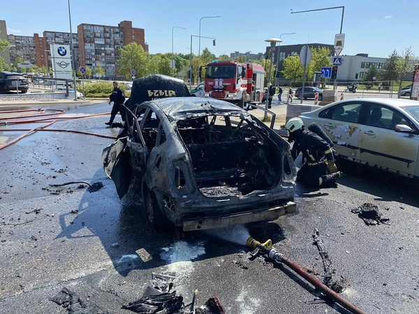 Sostinės degalinėje liepsnojo automobilis: apdegusiam vairuotojui padėjo išlipti per langą