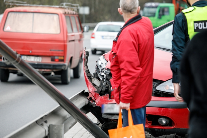 Vilniuje neblaivus paauglys, vairavęs automobilį, nuvertė kelio ženklą
