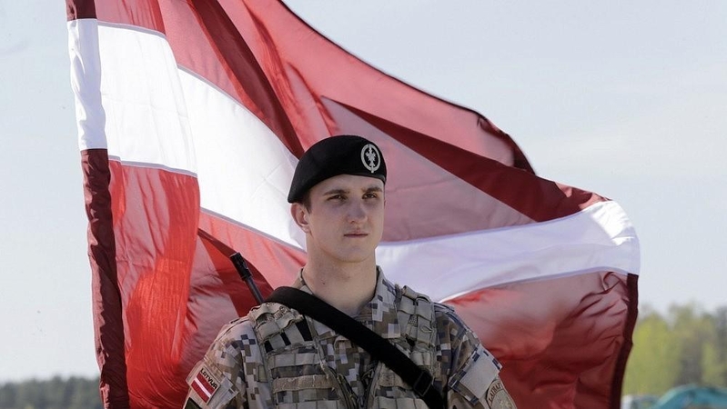 Danija pristatė Latvijai oro gynybos raketų sistemas „Stinger“