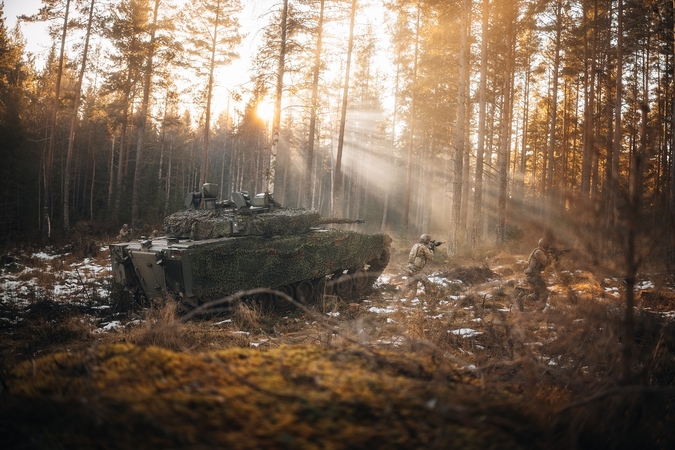 Lietuva su penkiomis valstybėmis planuoja pirkti šarvuotų pėstininkų kovos mašinų CV90