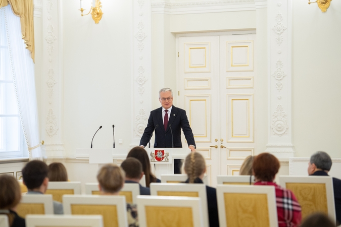 Prezidentas apdovanojo Konstitucijos egzamino nugalėtojus