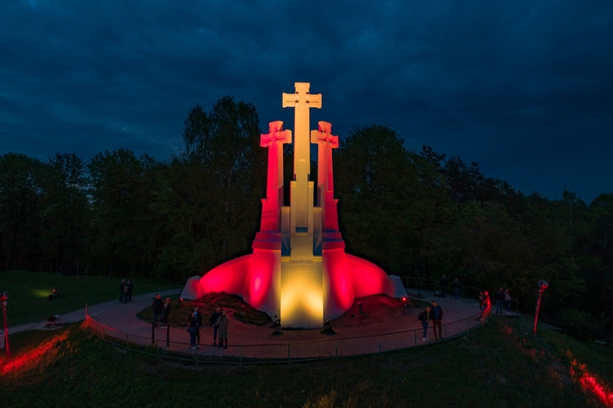 Sostinės Trijų kryžių paminklas nušvito Ispanijos vėliavos spalvomis
