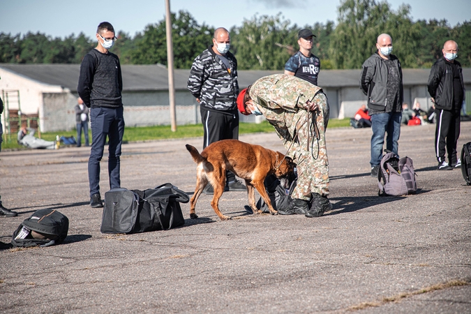 Kartotinius mokymus daliniuose pradeda dar 400 parengtojo rezervo karių