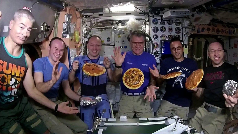 TKS astronautai surengė picų vakarėlį