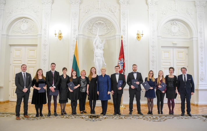 Prezidentė padėkos raštais apdovanojo konkursuose įvertintus muzikus