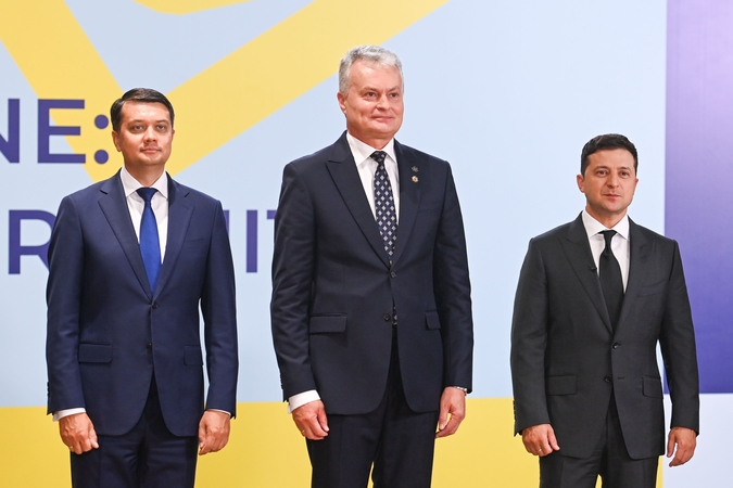 Gitanas Nausėda (viduryje)
