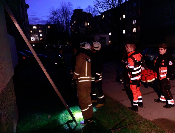 Sunerimę kauniečiai pranešė: kaimynė durų neatidaro apie savaitę