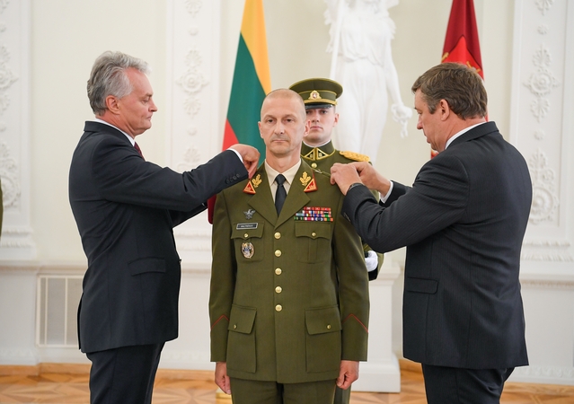R. Baltrėnui ir M. Steponavičiui užsegti generolų antpečiai