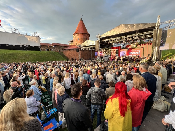 Kauno pilies papėdėje kauniečius subūrė operetė ir „Tautiška giesmė“ (vaizdo įrašas)