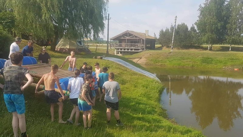 Stovykla: indėniškomis tradicijomis garsėjančiame Vinetu kaime Klaipėdos rajone stovyklavo uostamiesčio Jūrų kadetų mokyklos moksleiviai.