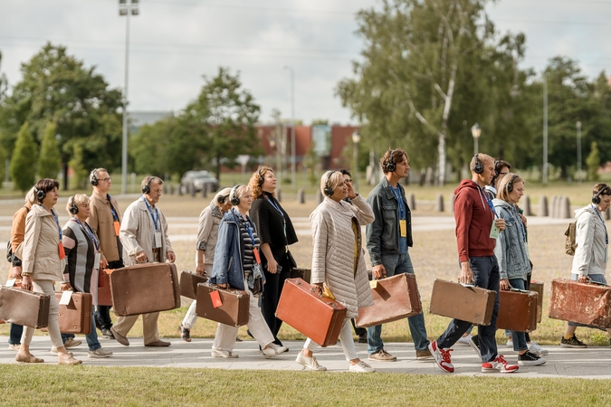 Potyris: ekskursijos "Migrantas" organizatoriai dalyviams įteikia senus lagaminus. Visos ekskursijos metu lagaminas būna it našta, primenanti apie migrantų paliktus namus ir išsaugotą turtą – prisiminimus.