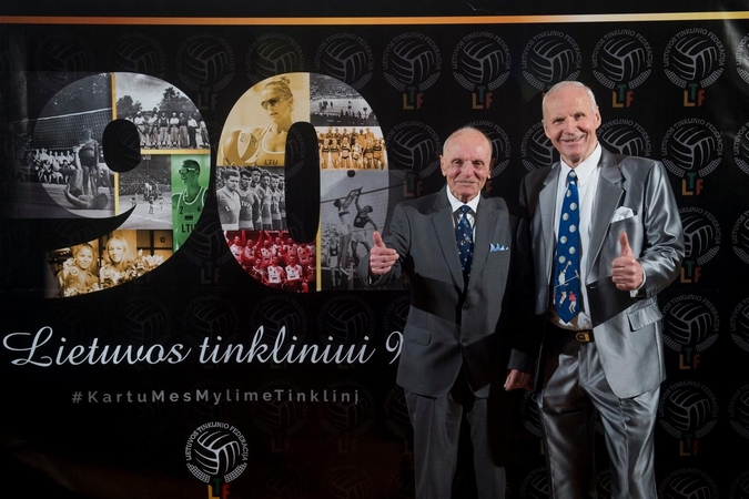 Kolegos: V.Jankus (kairėje) su buvusiu auklėtiniu, žinomu tinklinio treneriu ir teisėju V.Kirkliausku.