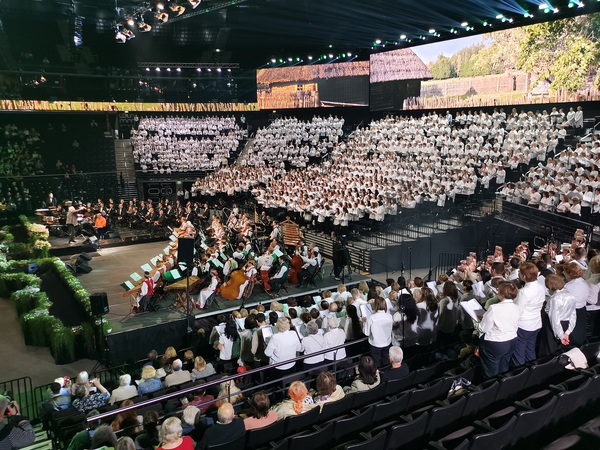 Dainų ir šokių šventė sugrįžo į Kauną: skambėjo „Žalgirio“ arena (vaizdo įrašas)