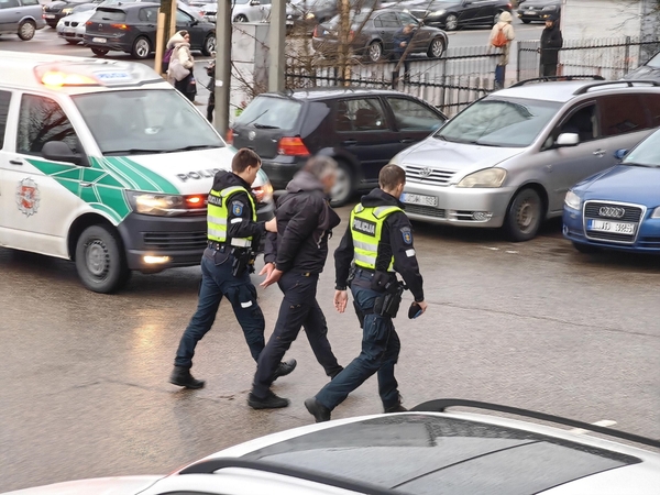 Savanorių prospekte – didžiulis policijos pareigūnų sujudimas: sulaikytas vyras