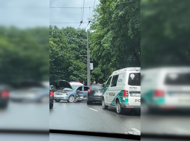 Ant Parodos kalno – avarija: moteriai prireikė medikų pagalbos