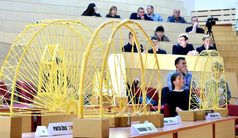Iš makaronų pastatė daugiau nei 320 kilogramų atlaikantį tiltą