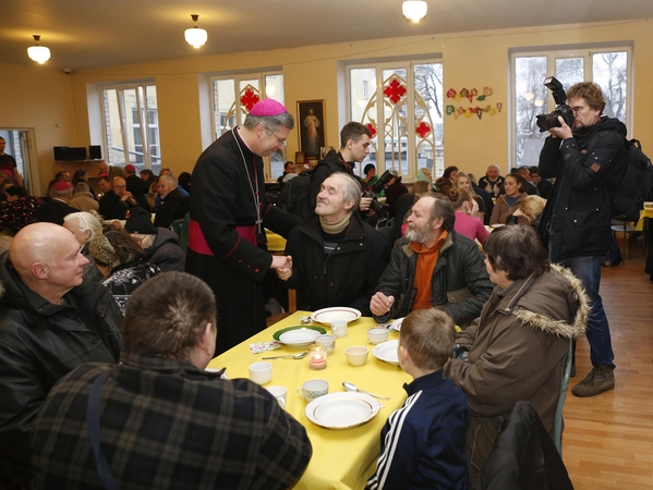 Vyskupai ir vargstantieji –  prie bendro pietų stalo