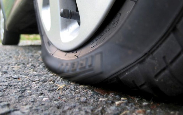 Sostinėje automobiliams pradurtos padangos