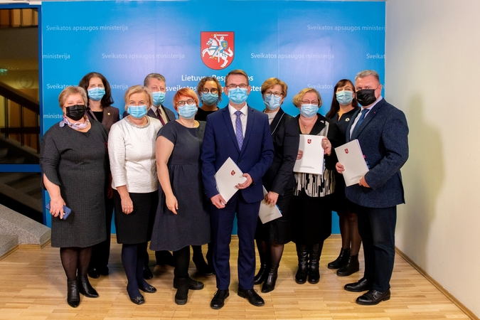Pasirašė kolektyvinę sutartį: kitąmet medikams algos turėtų didėti šešiais procentais