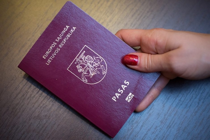 Apklausa: apie pusę visuomenės – už daugybinę pilietybę, bet to gali nepakakti pakeisti Konstituciją
