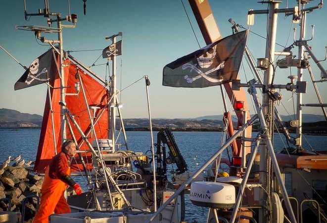 Įspėjimas: piratų vėliava mūsų dienomis keliama valdžios veiksmais nepatenkintų žvejų laivuose.