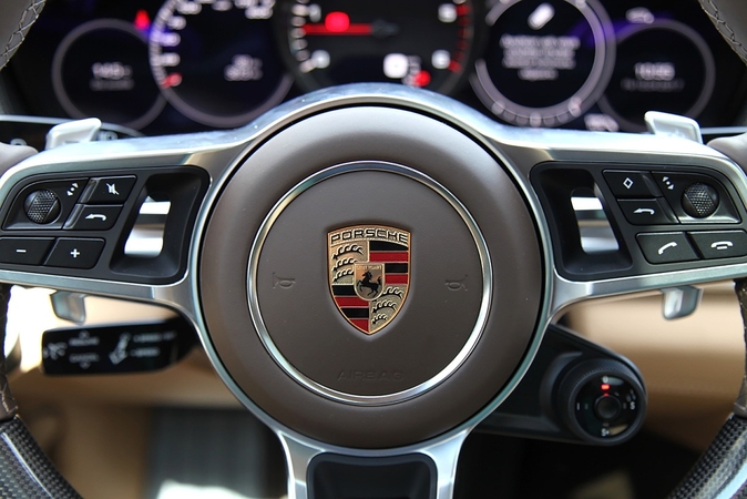 Kauno rajone ilgapirščiai nusitaikė į prabangų automobilį: žala – tūkstantinė