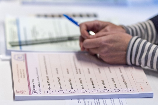 Prasideda balsavimas namuose prezidento rinkimuose ir referendume
