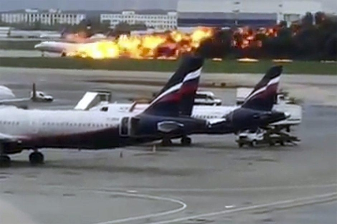 Rusijos tyrėjai dėl lainerio katastrofos linkę kaltinti piloto klaidą