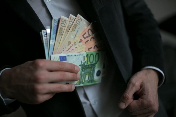 Buvusiam labdaros organizacijos vadovui – rimti kaltinimai: pinigus taškė ir poilsinėms kelionėms?