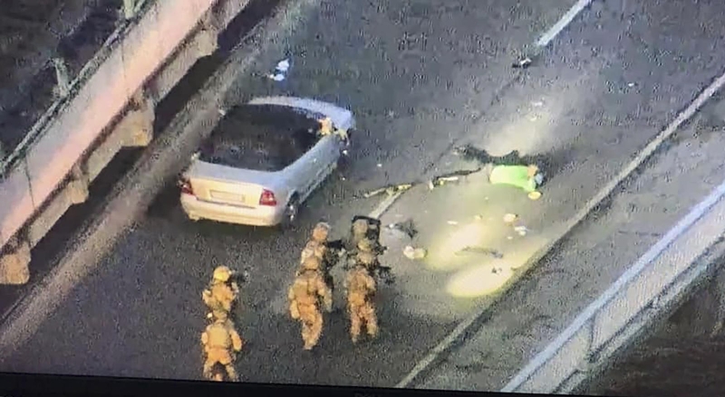 Kijeve ginkluotas vyras užblokavo tiltą, grasino įvykdyti sprogdinimą