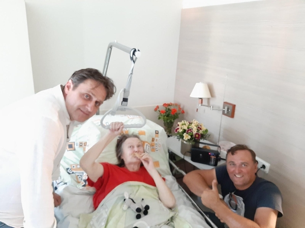 Broliai Milgedas ir Norvydas su mama Aldona