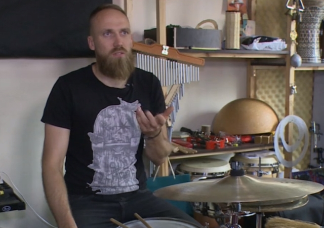 Perkusininkas V. Švažas savo rankomis gamina instrumentus 