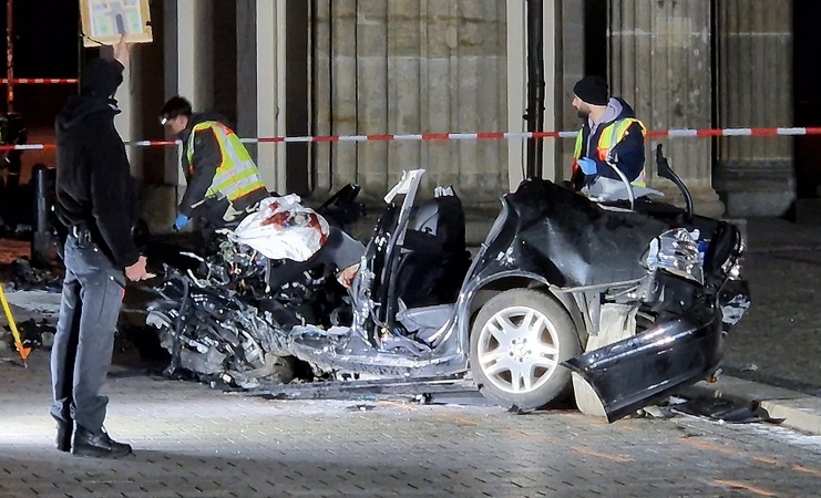 Berlyne į Brandenburgo vartus atsitrenkė automobilis: jį vairavęs vyras žuvo