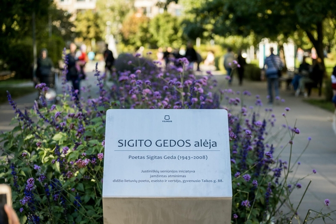 Vilniuje atidaryta poeto S. Gedos vardo alėja