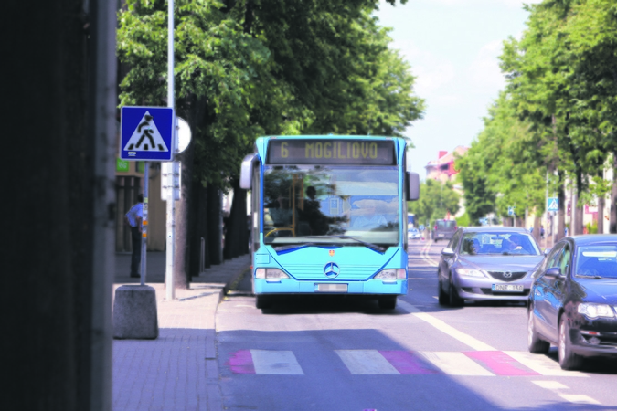 Taikos prospekte – girto maršrutinio autobuso vairuotojo pavojingi manevrai