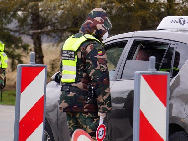 Vyriausybė leido užsieniečiams tranzitu kirsti šalį iki ketvirtadienio