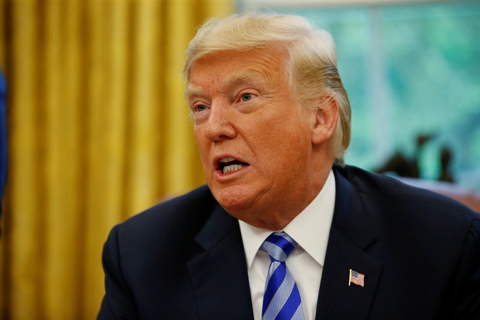 D. Trumpas perspėja „Facebook“, „Google“ ir „Twitter“ būti atsargias