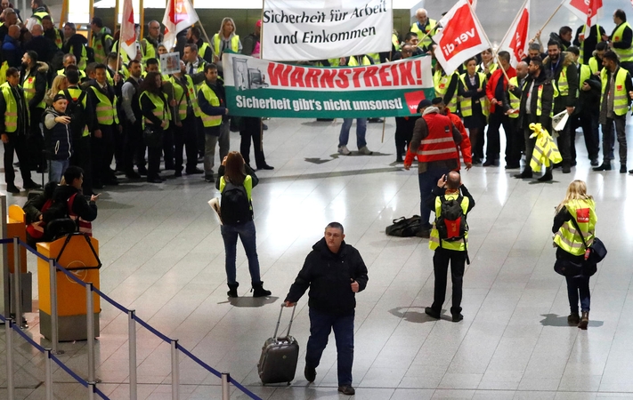 Vokietijos oro uostuose atšaukiama šimtai skrydžių