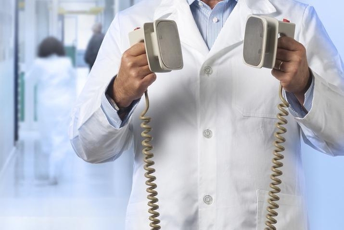 Paneigiami filmų mitai: kada medicinoje iš tiesų gali padėti defibriliatorius?