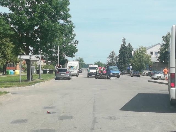 Kretingoje – lengvojo automobilio ir mopedo kaktomuša