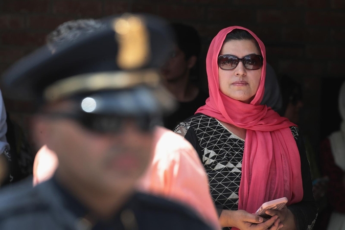 Pakistanietės įveikia lyčių atskirtį važinėdamos motociklais