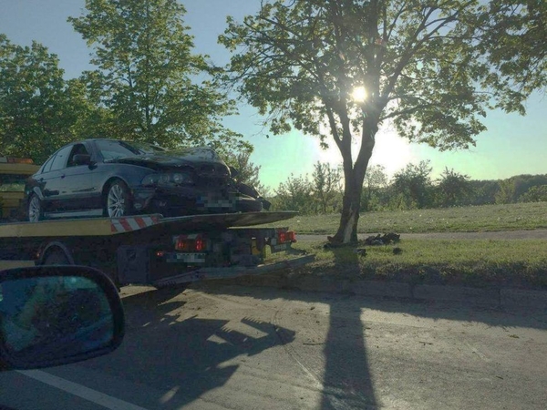 Girto BMW vairuotojo nesustabdė net smūgis į medį: nuo pareigūnų pabėgo pėsčiomis
