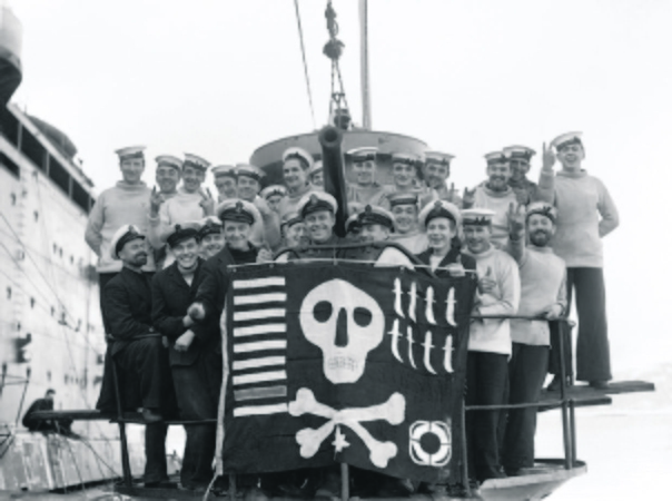 Ataskaita: britų povandeninis laivas „Utmost“ 1942 m. po sėkmingo reiso iškėlė piratų vėliavą, kurioje pažymėta, kiek laivų nuskandino, pažeidė ir išgelbėjo.