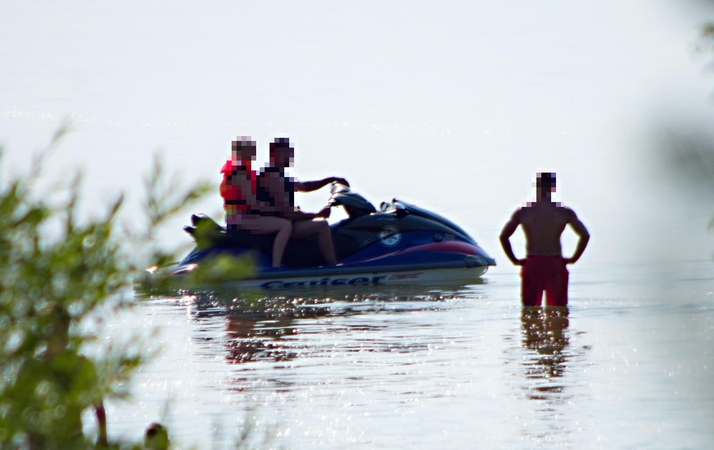 Trise motociklu – į jūros tolius: poilsiautojų nuotykiai baigėsi nelaime