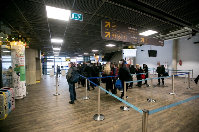 Kauno oro uoste teko tramdyti tris girtus keleivius: plūdosi keiksmais