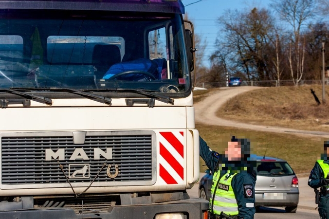 Kalvarijoje girtas sunkvežimio vairuotojas pareigūnus bandė papirkti 700 zlotų