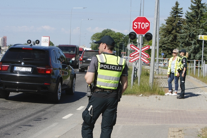 Prie Klaipėdos geležinkelio pervažų pareigūnai dalijo dovanas